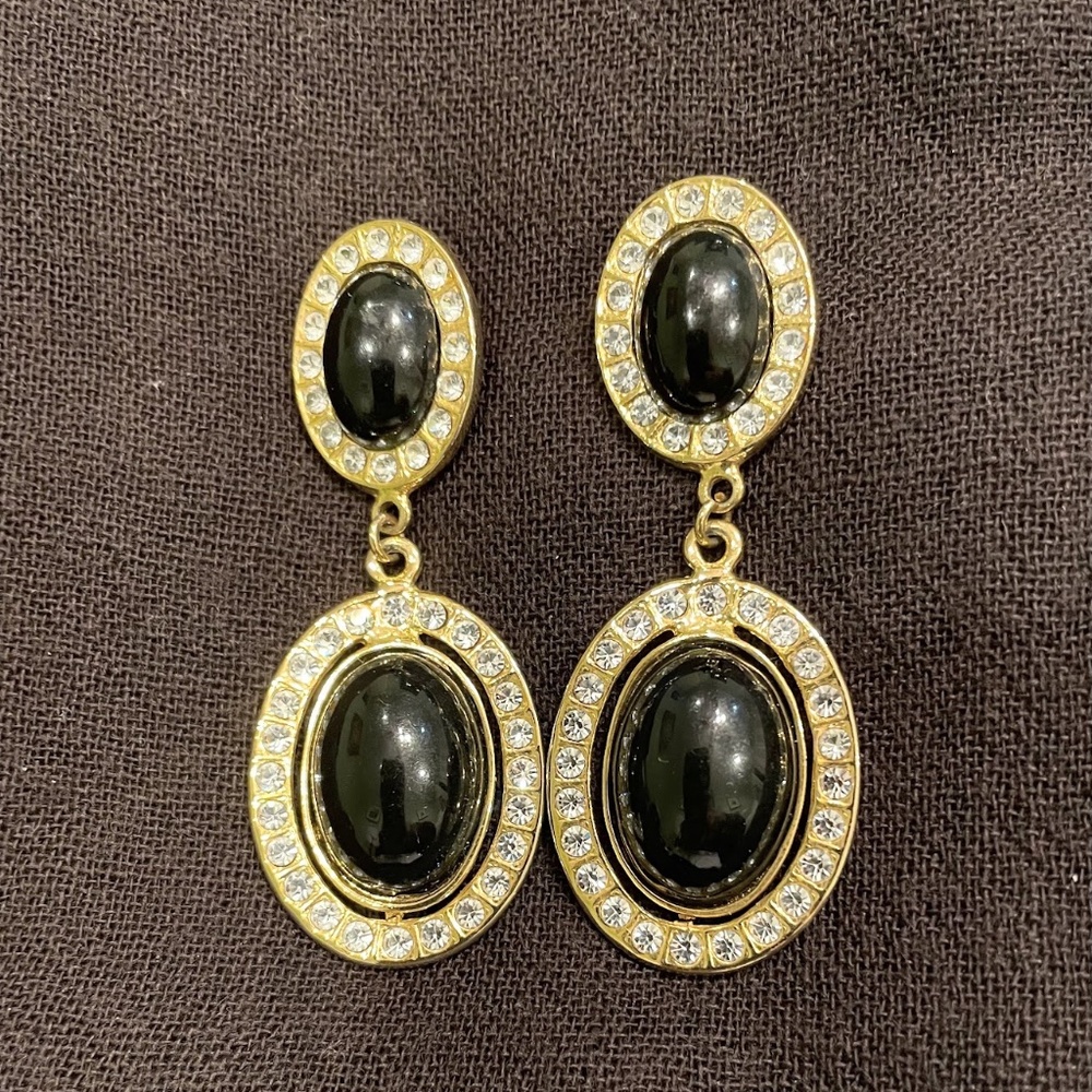 Pretty earrings, black and Gold color.